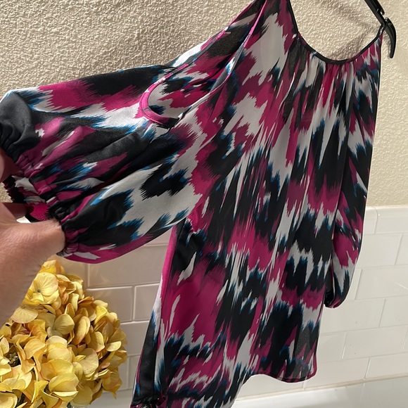 Rylee & Quinn cold shoulder A line Top . Excellent condition . SZ Large - Picture 3 of 4